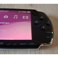 PSP 3004 nieuwstaat Complete Set  + 32gb game card met TOP-games