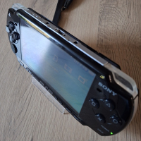 PSP 2004 zwart Complete Set  in nieuwstaat + autolader