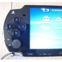 PSP 2004 zwart Complete Set  in nieuwstaat + autolader