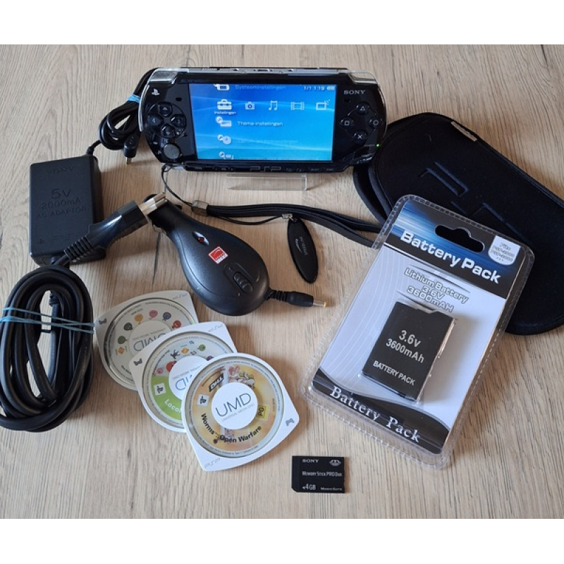 PSP 2004 zwart Complete Set  in nieuwstaat + autolader